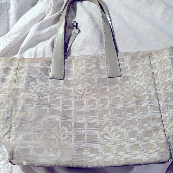 CHANEL Travel Line Tote pearlized handles - Picture 2 of 16